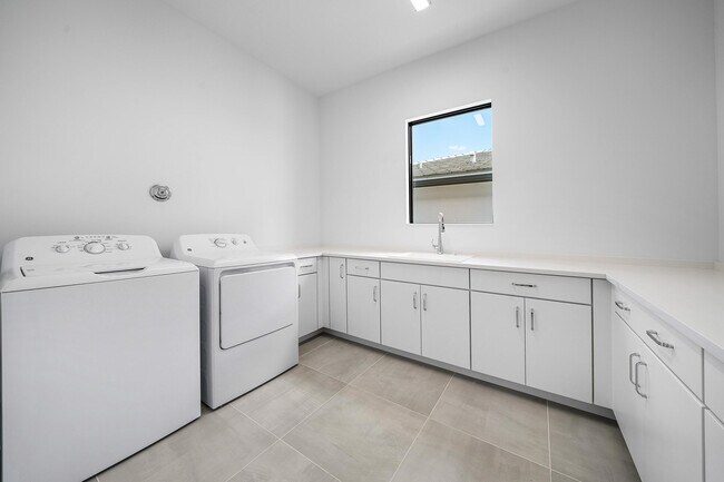 Building Photo - 9516 Riverside Pk Dr