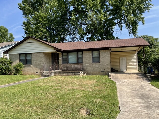 Primary Photo - Nice 3 bedroom 1 bath home in Park Hill ar...