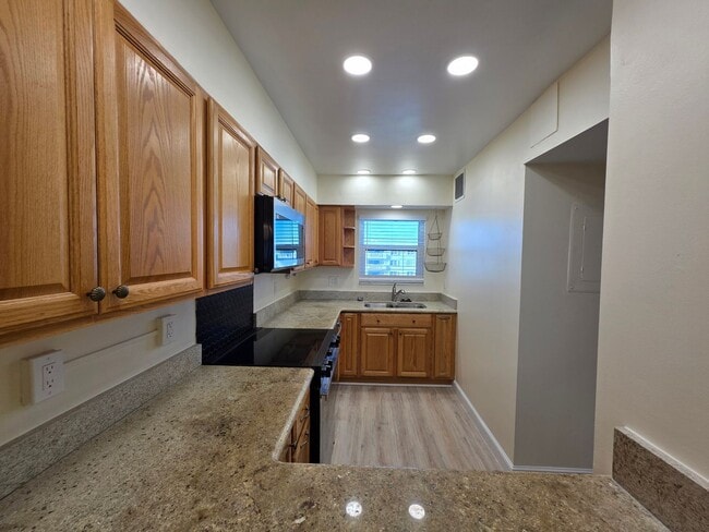 Building Photo - Penthouse at the Racquet Club for Annual Rental!