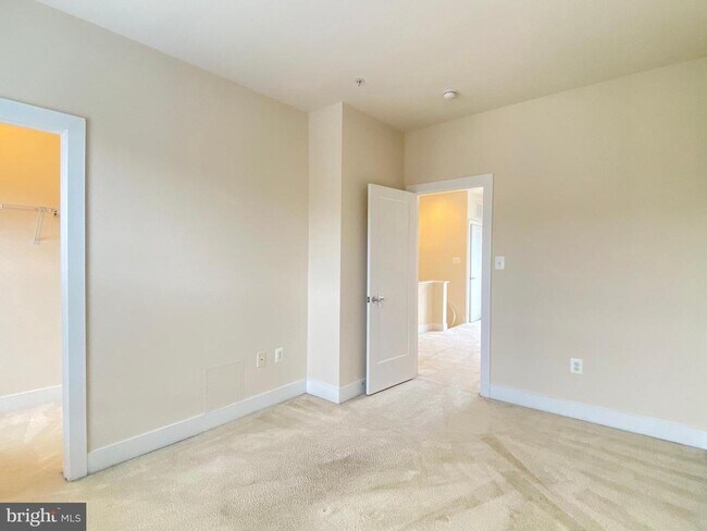 Building Photo - 924 King Farm Blvd