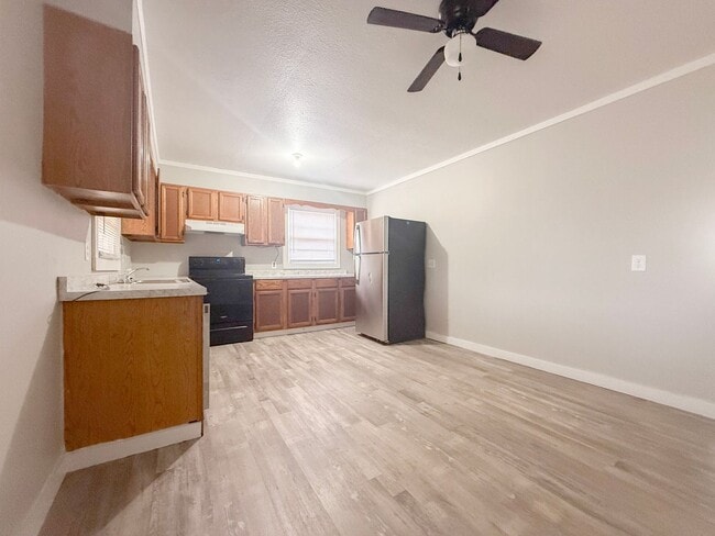 Building Photo - 3-Bedroom Single-Family Home with Hardwood Floors and Carport in Sparta