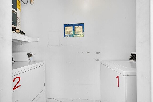 Building Photo - 1027 Tequesta St