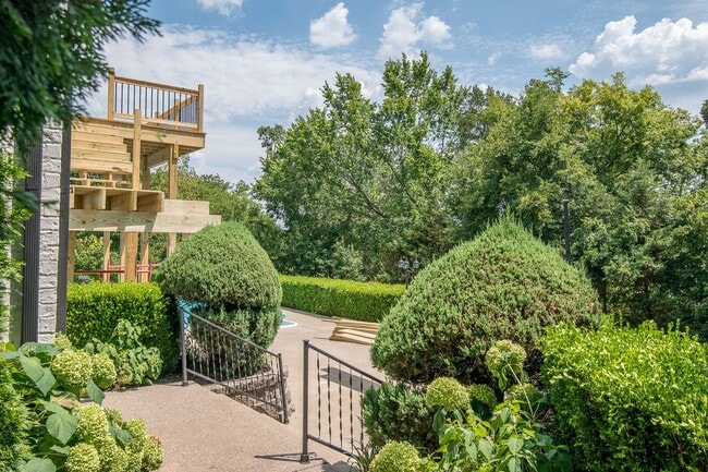 Building Photo - Luxury Living w/ Pool In Brentwood!