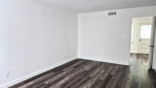 Building Photo - Well Maintained 2 Bedroom Townhouse with Move In Special!