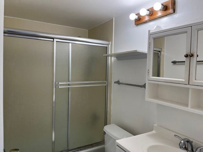Building Photo - Salt Lake area - 2 bedroom, 1 bath unit with 1 parking - Avail Now!