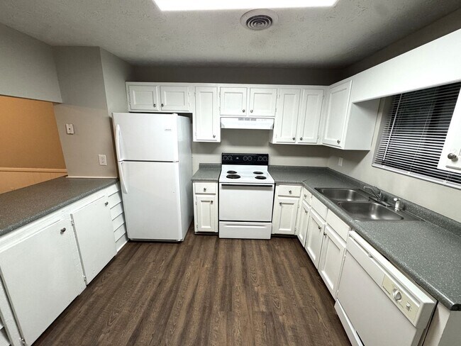 Building Photo - 158 VFW Dr