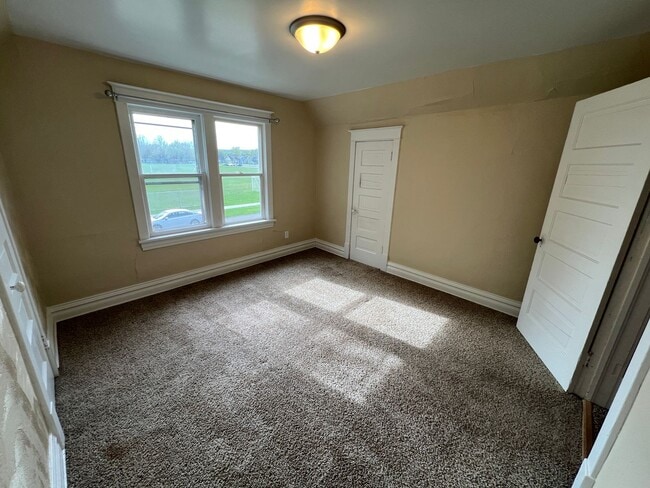 Building Photo - AVAILABLE JUNE - Upper 2 Bed 1 Bath in Billings Park Superior