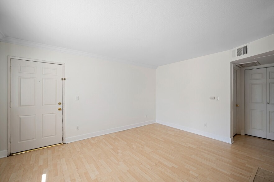 Building Photo - 7045 Woodley Ave