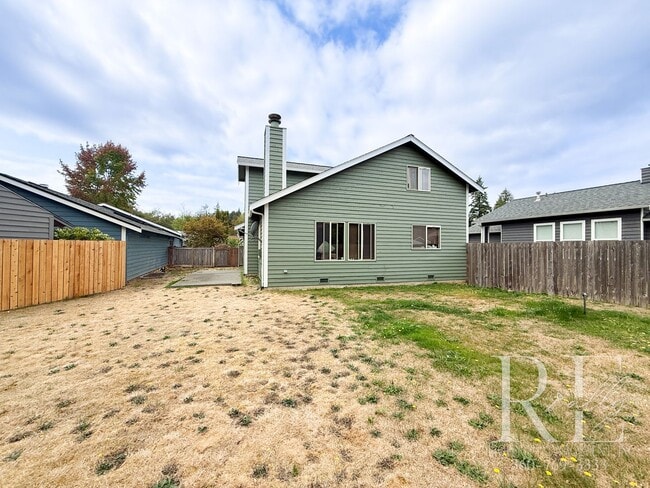 Building Photo - Spacious 4-Bedroom Home with Fenced Yard &...