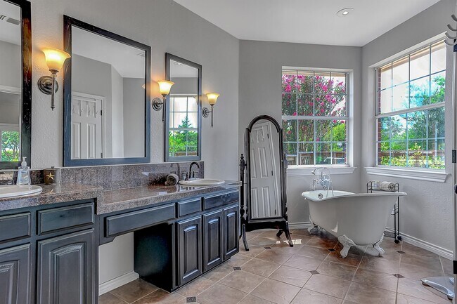 Building Photo - 105 Golden Rd