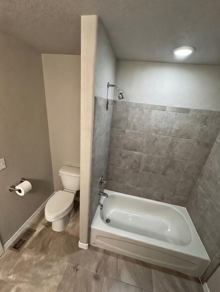 Second bathroom - 10831 Rowena Wy