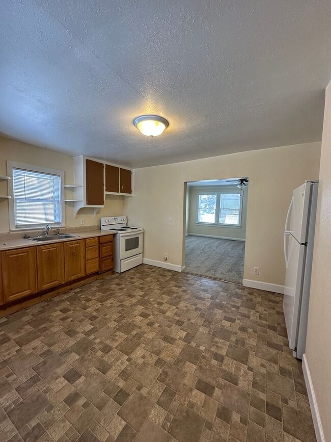 Building Photo - Renovated 2 bedroom, 1 bathroom home on Southside