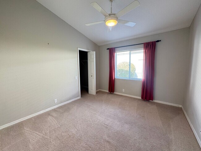 Building Photo - 4 Bedroom 2 Bathroom + Den - Attached Garage and  Heated  Pool!