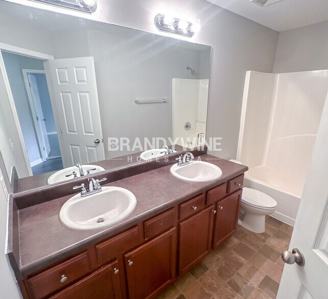 Building Photo - 2585 Kolb Manor Cir SW