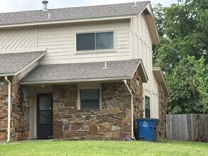 Building Photo - 3 Bedroom Duplex: One bed Downstairs, 2 large bedrooms upstairs