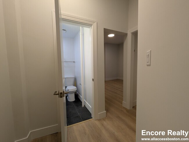 Building Photo - 24 Phillips St