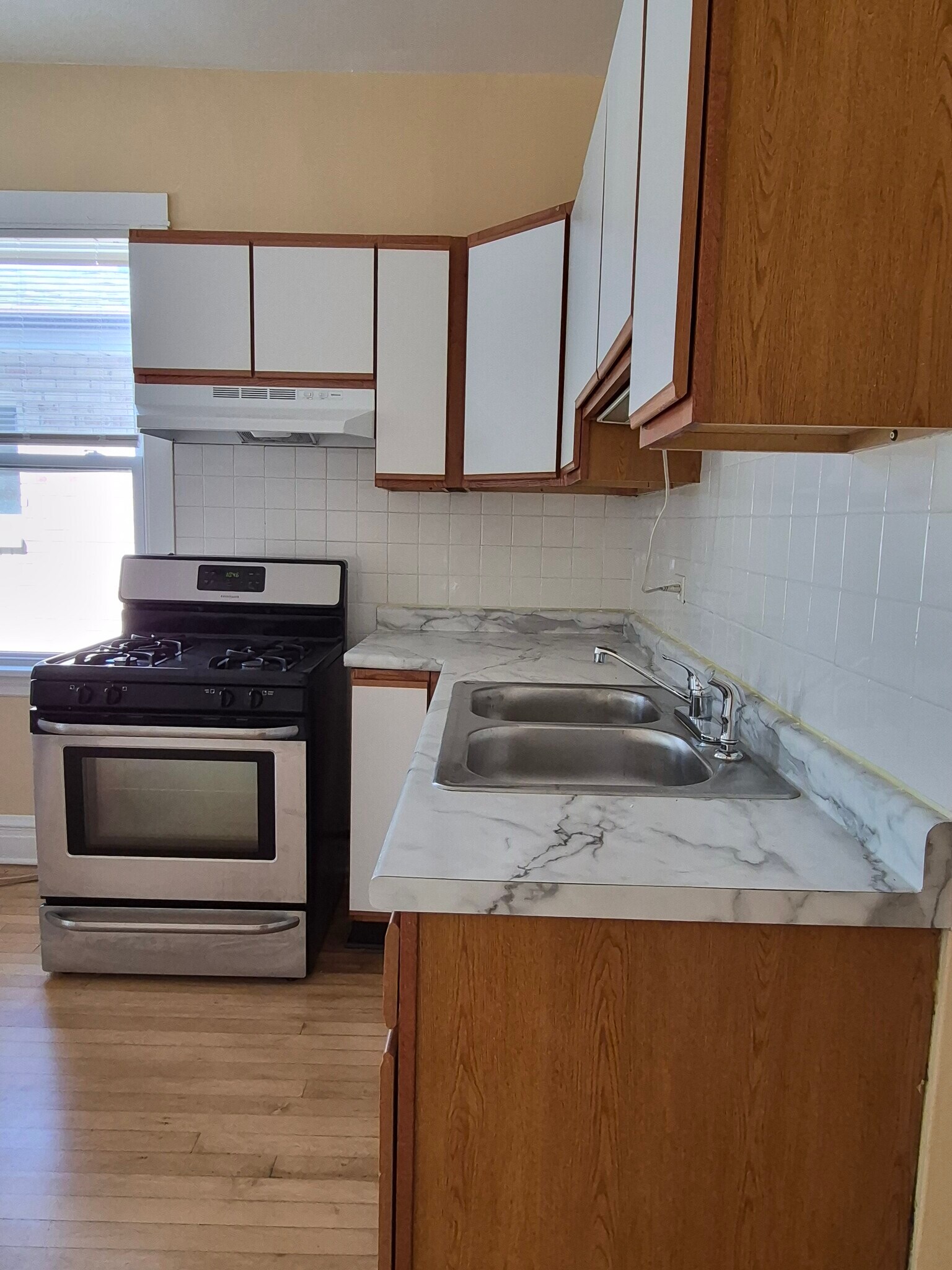 Kitchen - 5816 N Rockwell St