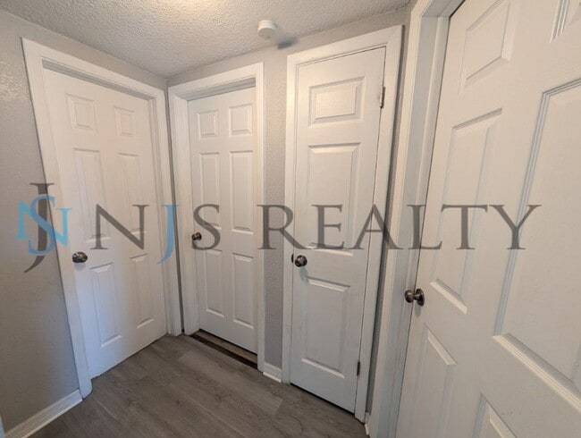 Building Photo - 3/1/1, 1136 Sq. Ft., updated kitchen & bath, fenced in yard, WINE fridge!!