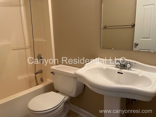 Building Photo - 825 Connaly Dr