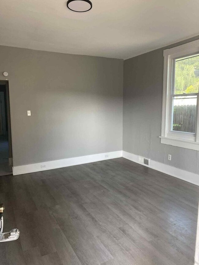 Building Photo - Newly Updated Spacious 4 bedroom 1 bathroom house for rent in Glassport!