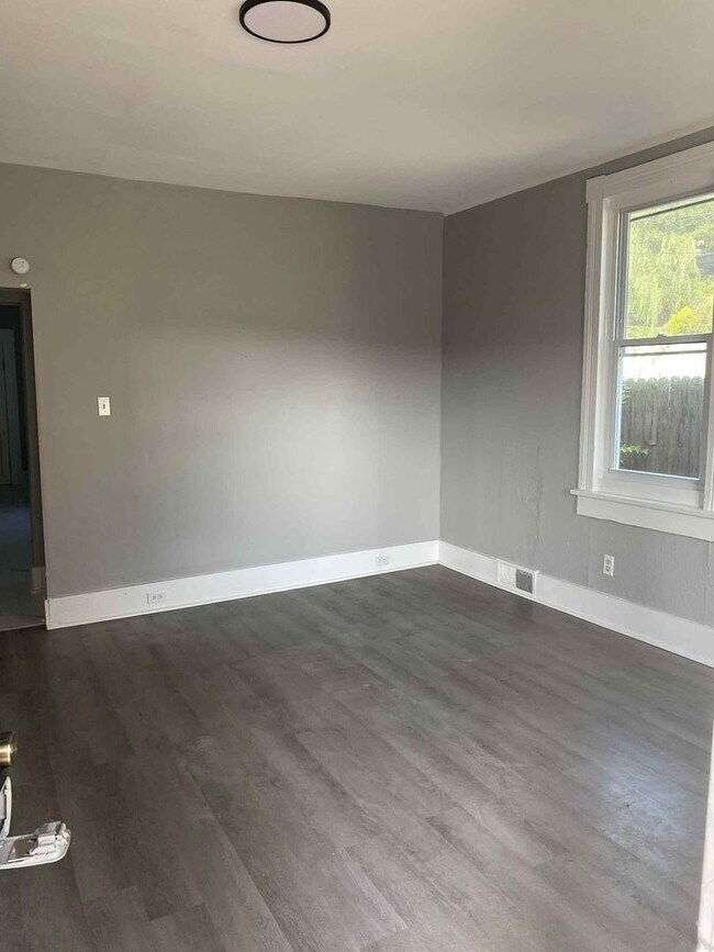 Building Photo - Newly Updated Spacious 5 bedroom 1 bathroom house for rent in Glassport!