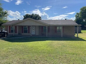 Building Photo - Charming 3,2 Move in Ready - Springtown ISD