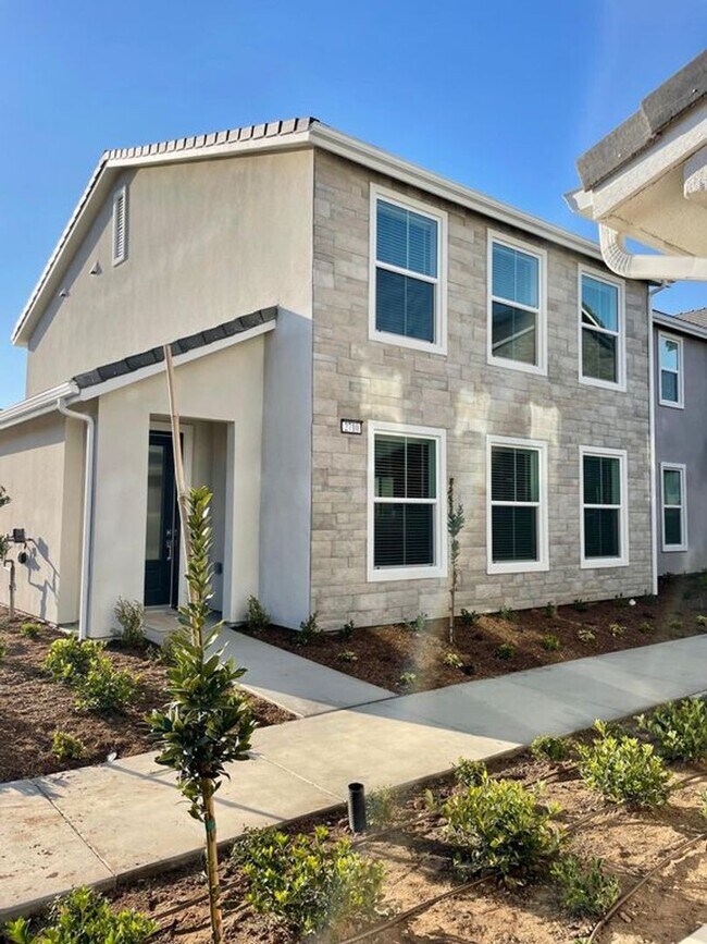 Building Photo - Beautiful Newer 3 Bedrooms 2.5 Baths Home with SOLAR!!!