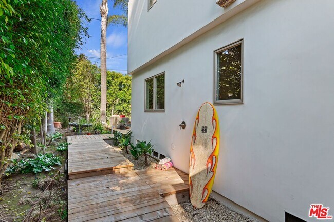 Building Photo - 1312 Shoreline Dr