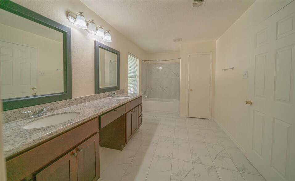 Building Photo - 5511 Darby Square Trl