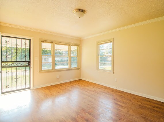 Building Photo - 908 27th St SW