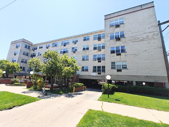 Building Photo - 6040 N Troy St
