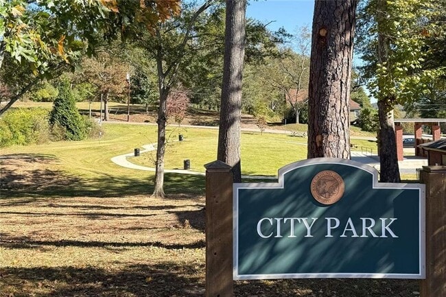 Building Photo - 255 Lowry St