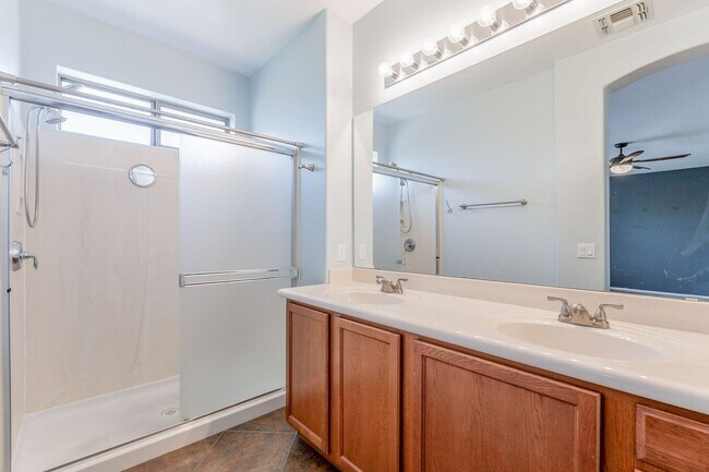 Building Photo - Bright, Spacious Riverside Crossing Retrea...