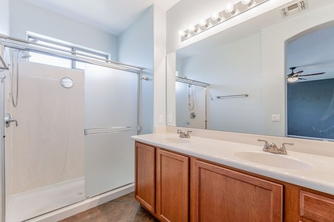 Building Photo - Pending/ Rented - Bright, Spacious Riversi...