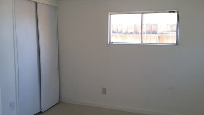 Building Photo - 2 Bed 1 Bath Home Taft CA