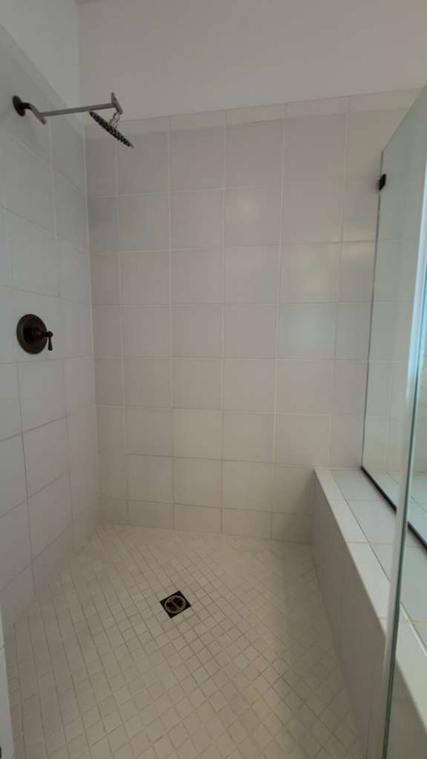 Building Photo - A Perfect Blend of Luxury, Comfort & Style