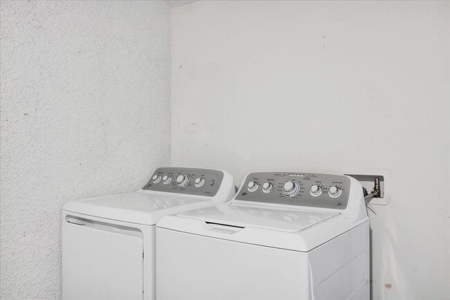 Building Photo - Duplex Unit For Rent In Port Charlotte