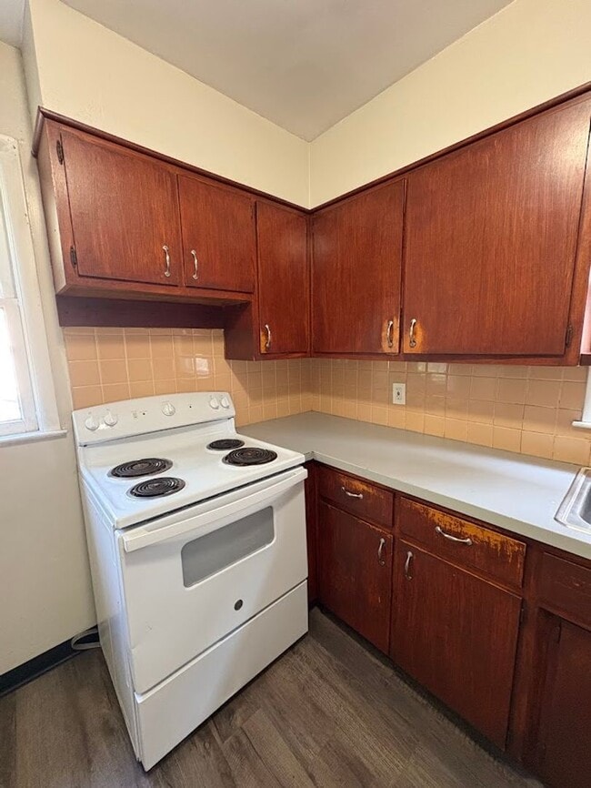 Building Photo - Three bedroom one bathroom home for rent