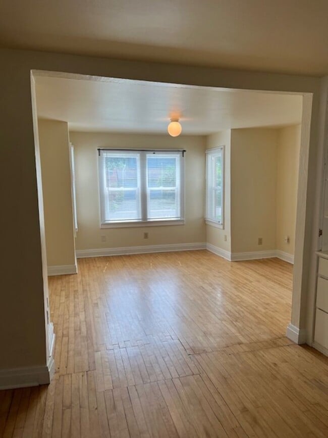 Building Photo - 2 Bedroom , 1.5 Bathroom in Lake Neighborhood! Act Quickly, This One Won't Last Long!