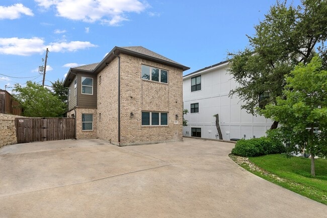 Building Photo - 2832 Forest Park Blvd