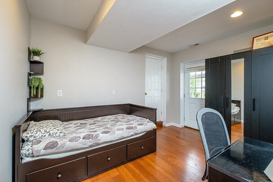 Building Photo - 1380 Stonechris Dr