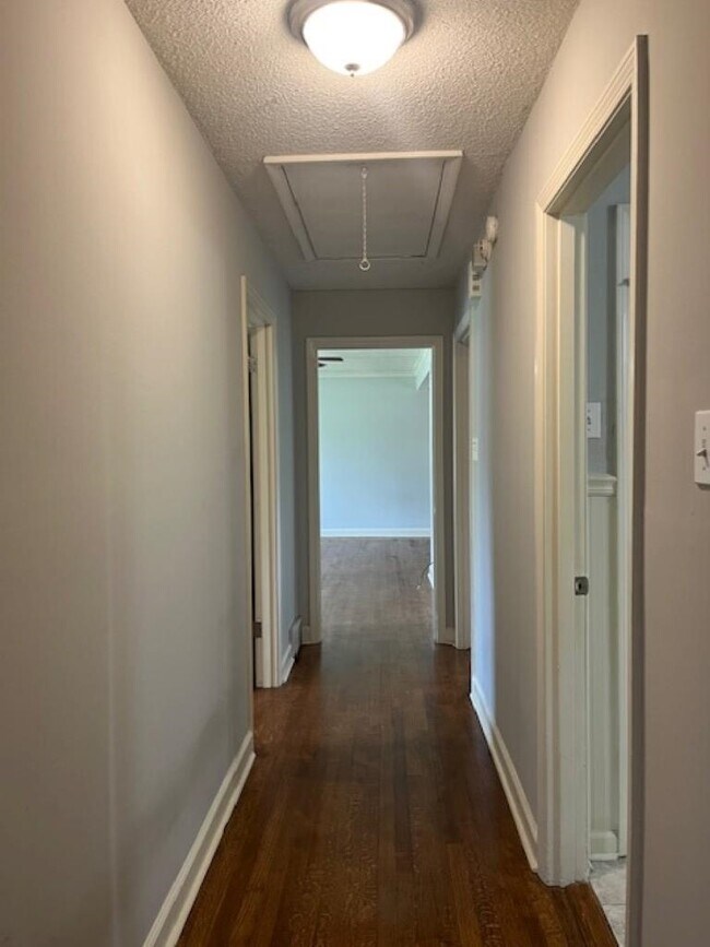 Building Photo - 319 W Peg Ln