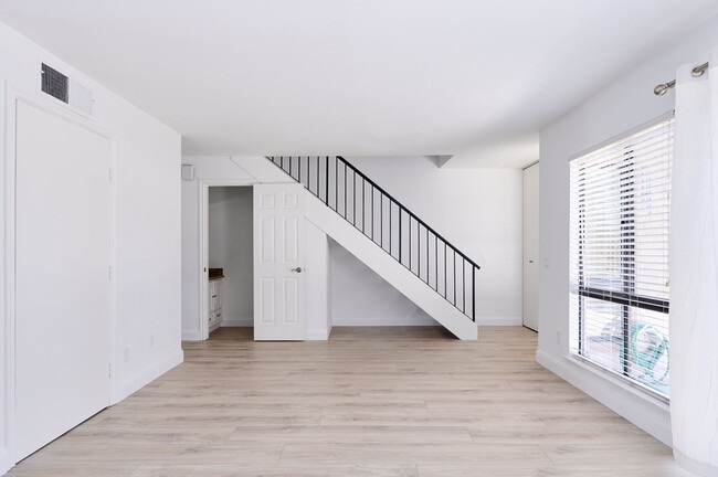 Building Photo - 28955 Oak Creek Ln