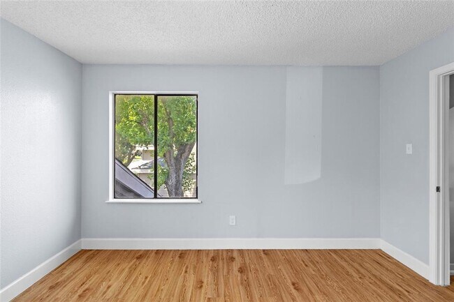 Building Photo - Affordable 5BD/2BA single-family house!