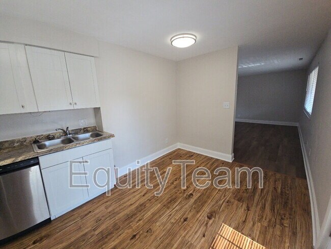 Building Photo - 204 N 10th St