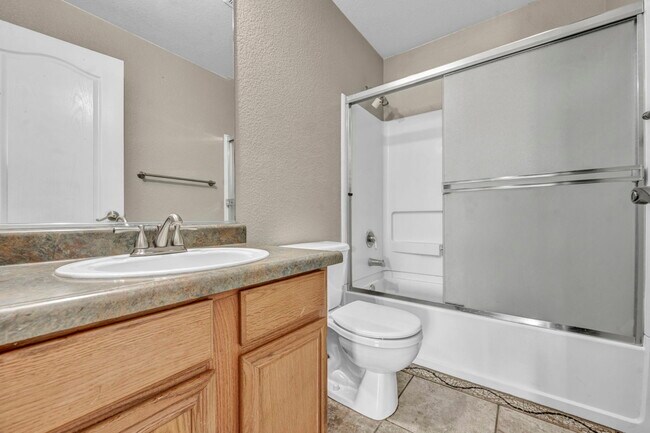 Building Photo - 17765 Oakview Ct