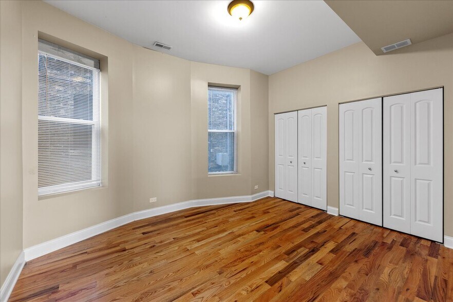 Building Photo - 3927 N Clarendon Ave