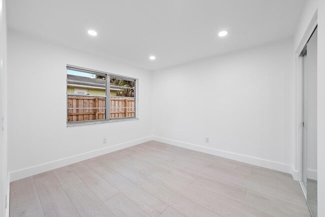 Building Photo - 1926 Service Rd