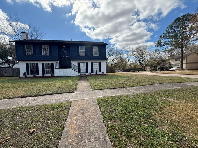 Building Photo - 402 Tresvant Dr