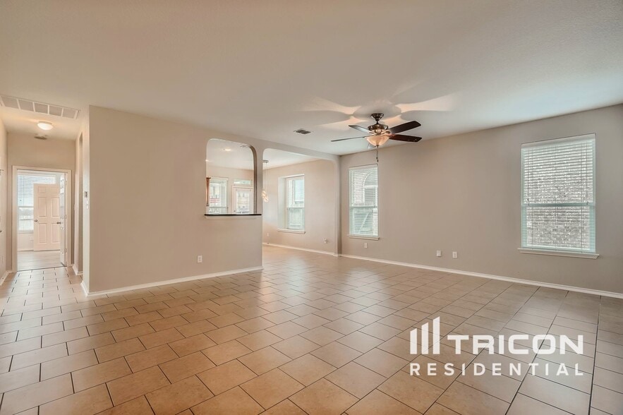 Building Photo - 7040 Conroe Ml